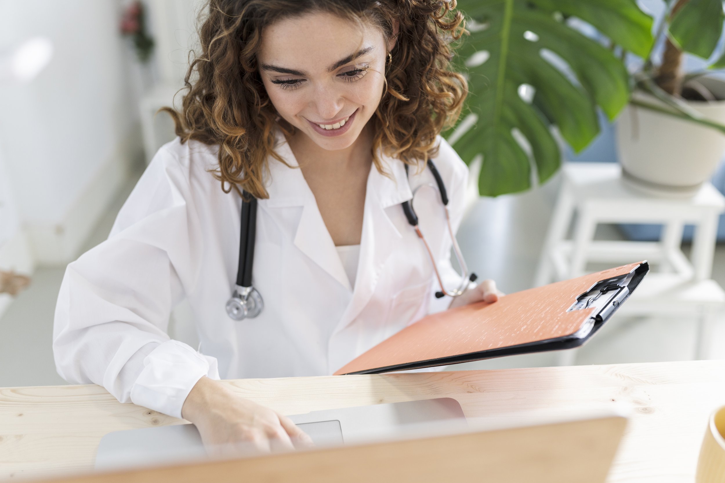 Profesional sanitario con paciente